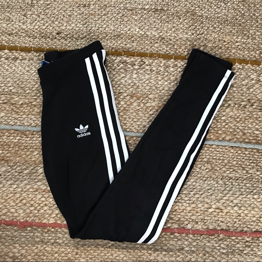 ⭐️(price drop)Adidas stripped black&white leggings